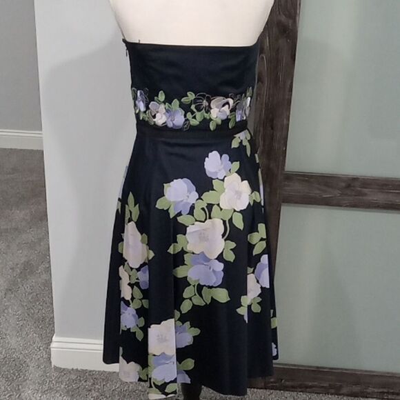 Loft 100% cotton fully lined floral strapless midi dress. Size 6. Side zip - Picture 4 of 4